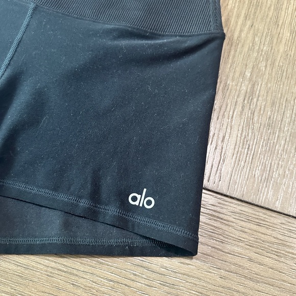 ALO Yoga Black Shorts Size Medium - Picture 2 of 9